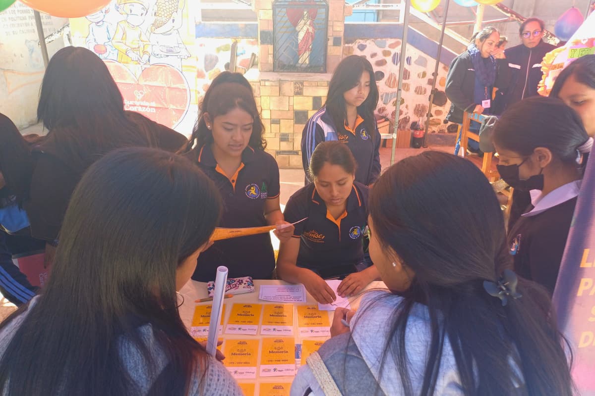 Grupo de jóvenes trabajando en una actividad educativa colaborativa