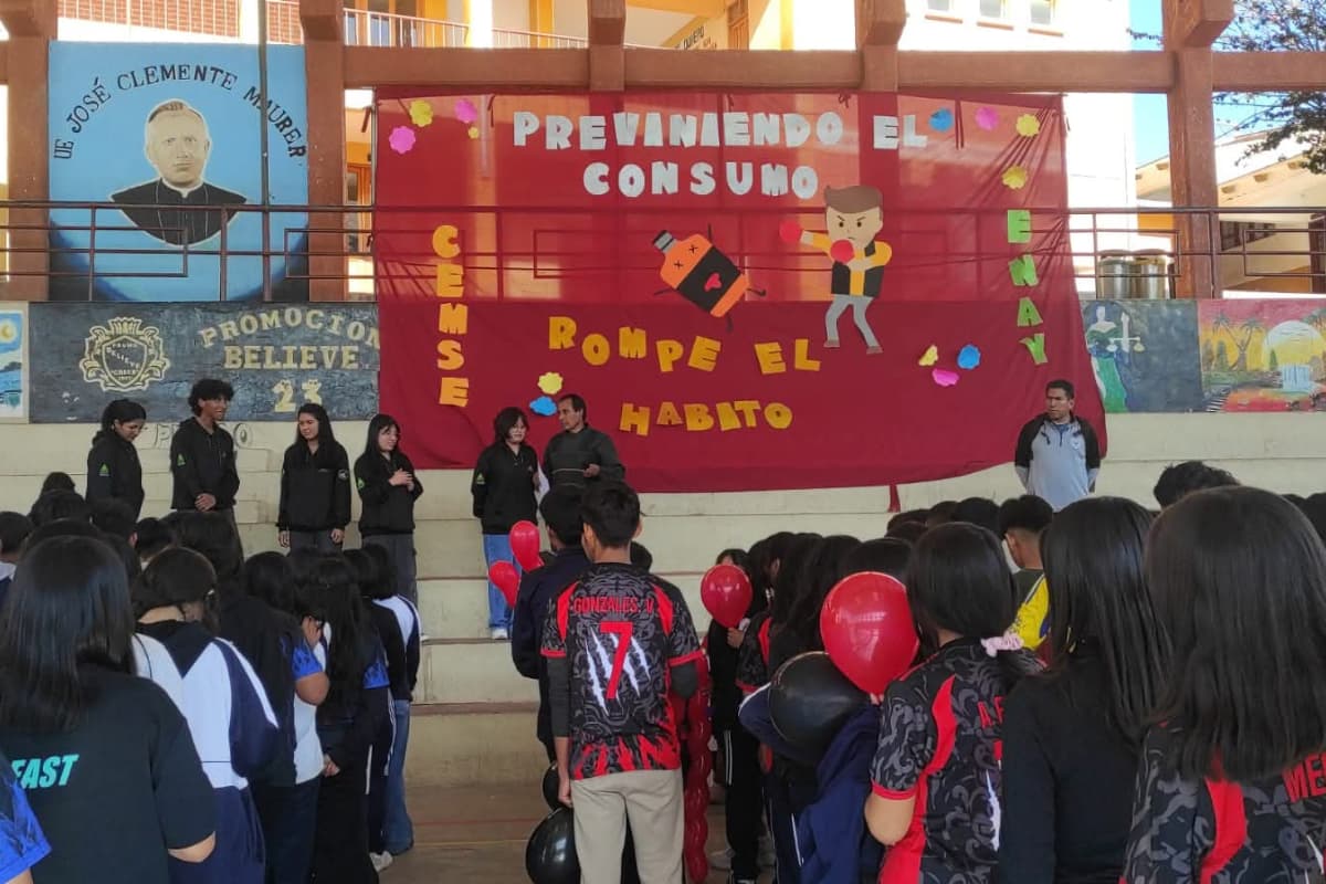 Jóvenes participando en una feria educativa de salud